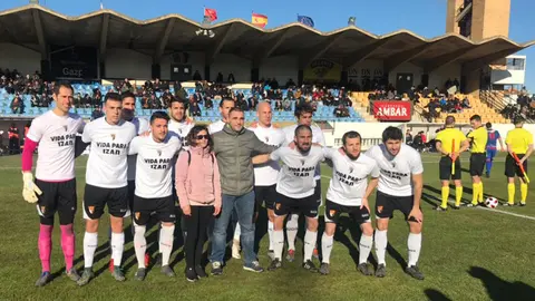 El Tudelano posa con los padres de Izan y con el lema &#34;Vida para Izan&#34;. @CDTudelano.