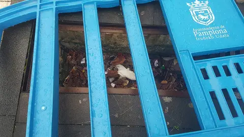 La alcantarilla colocada por los servicios municipales del Ayuntamiento de Pamplona que cubre la alcantarilla rota en Sancho el Sabio desde hace dos meses CEDIDA