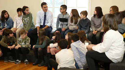 El presidente Pedro Sánchez recibe a los alumnos de sexto de primaria del colegio San Bartolomé de Marcilla Foto LA MONCLOA Fernando Calvo