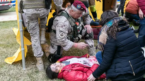 Simulacro del descarrilamiento de un tren, realizado en la Universidad de Navarra dentro de las Jornadas Interactivas de Cirugía para Estudiantes (22). IÑIGO ALZUGARAY