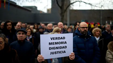 Varias asociaciones navarras relacionadas con las víctimas y familiares conmemoran con un acto en el monumento a las víctimas del terrorismo el "Día en memoria de los desplazados forzosos por ETA y de todas sus víctimas de crímenes contra la humanidad" establecido por el Parlamento foral en 2015. MIGUEL OSÉS