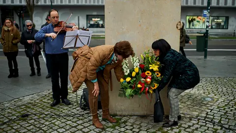 Varias asociaciones navarras relacionadas con las víctimas y familiares conmemoran con un acto en el monumento a las víctimas del terrorismo el "Día en memoria de los desplazados forzosos por ETA y de todas sus víctimas de crímenes contra la humanidad" establecido por el Parlamento foral en 2015. MIGUEL OSÉS