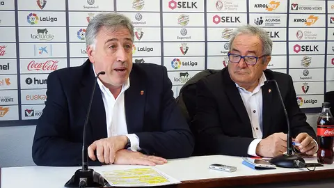Ioseba Asiron y Luis Sabalza en una rueda de prensa en Tajonar