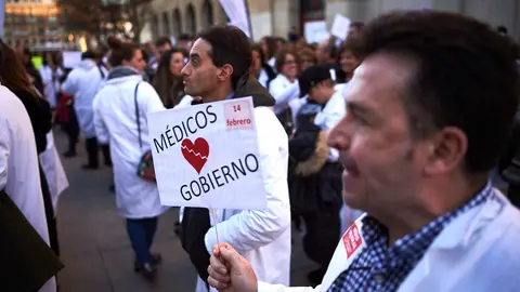 Cientos de médicos se manifiestan frente al Gobierno de Navarra. PABLO LASAOSA 6