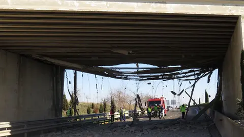 Imagen del puente de la A-68 a la altura de Tudela tras chocarse un camión. POLICÍA LOCAL DE TUDELA