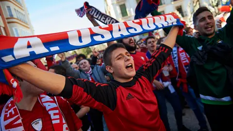 Los aficionados de Osasuna llenan las calles de Soria horas antes del comienzo del partido ante el Numancia. MIGUEL OSÉS 35