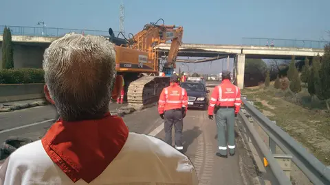 Fotomontaje del derribo del puente de Tudela de la A-68 junto a la imagen de un jotero cantando FOTOMONTAJE