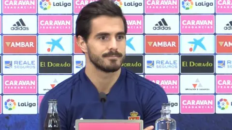 El jugador navarro del Real Zaragoza, Javi Ros, en rueda de prensa.
