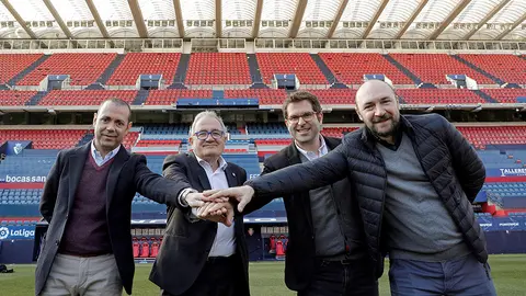 El presidente del C.A. Osasuna, Luis Sabalza (2i), acompañado de Héctor Morales (i), de la empresa constructora VDR y de Jaime Suescun (2d), del estudio OFS Arquitectos, entre otros representantes, durante la presentación este domigo en Pamplona del proyecto &#34;Muro Rojo&#34;, elegido en una consulta por los socios de Osasuna para la reforma integral de El Sadar, que pretende que la afición envuelva y genere un muro&#34; en torno al equipo, en un estadio caracterizado por ser genuino, atronador y difícil. EFE/ Villar López.