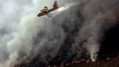 GRAFCAV1965. GOIZUETA (Navarra) 27/02/2019.- El incendio forestal que desde esta madrugada afecta a una zona boscosa de Goizueta ha quemado ya cien hectáreas de pino de repoblación y matorral de altura, pese a que dos helicópteros y un avión trabajan en el control de las llamas, cuyo origen se investiga como provocado. Hasta el lugar se han desplazado bomberos voluntarios de Goizueta, así como efectivos de los parques de Bomberos de Cordovilla y de Oronoz, además de dos helicópteros del Gobierno de Navarra y un avión cedido por el ministerio de Agricultura con base en Torrejón, tras ser solicitado por el Servicio de Protección Civil SOS Navarra-112. EFE/ Jesús Diges