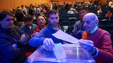 Asamblea General Extraordinaria del CA Osasuna en la que se realizará la votación de la reforma que se llevará a cabo en el estadio de El Sadar. MIGUEL OSÉS 7