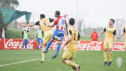 Partido entre el filial del Sporting y el Izarra en Mareo. Web Sporting