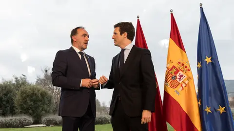 El presidente del PP, Pablo Casado, y el presidente de UPN, Javier Esparza, firman un acuerdo electoral entre ambos partidos (16). IÑIGO ALZUGARAY