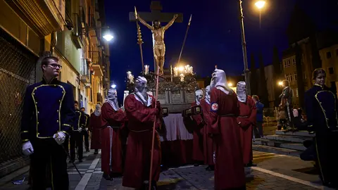 Traslado del Cristo Alzado desde los locales de la Hermandad de la Pasión (calle Dormitalería) hasta la Catedral. MIGUEL OSÉS 13