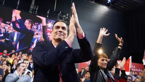 El Presidente del Gobierno de España, Pedro Sanchez, durante su acto político en Pamplona acompañado de María Chivite y Santos Cerdán. PABLO LASAOSA 8 (4)
