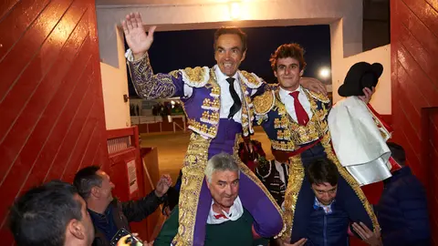 Pérez Langa, El Cid y el navarro Javier Marín durante la corrida de toros en las fiestas de San Raimundo de Fitero. PABLO LASAOSA 55