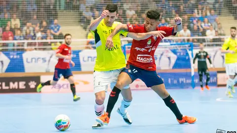 Partido de la Lnfs entre el Valdepeñas y Osasuna Xota con Bynho en acción. Lnfs.