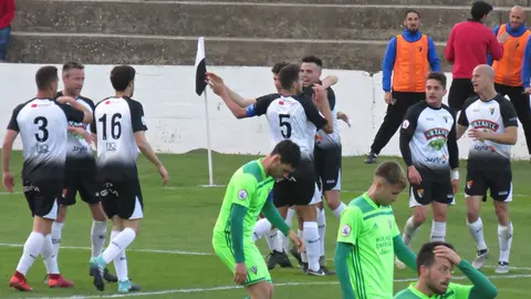 Los jugadores del Tudelano celebran el gol del empate ante el Mirandés @cdtudelano
