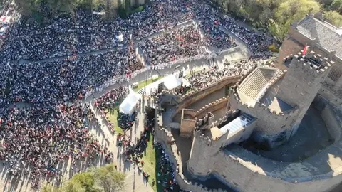 Una de las imágenes aéreas de la segunda Javierada de 2019 con miles de asistentes congregados en la explanada del castillo de Javier Foto GUARDIA CIVIL