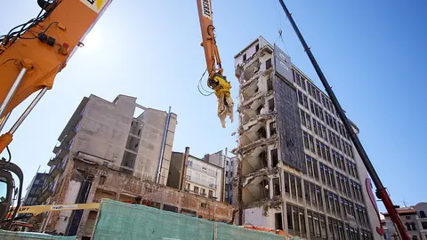 Tareas de derribo del edificio de los antiguos Cines Carlos III de Pamplona (02). IÑIGO ALZUGARAY