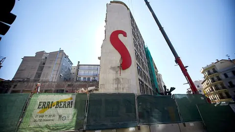 Derribo del edificio de los antiguos cines Carlos III de Pamplona (01). IÑIGO ALZUGARAY