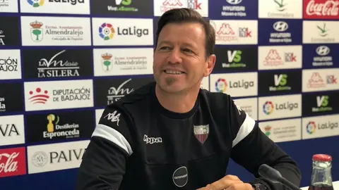 Manuel Mosquera es el entrenador del Extremadura @Extremaduraud