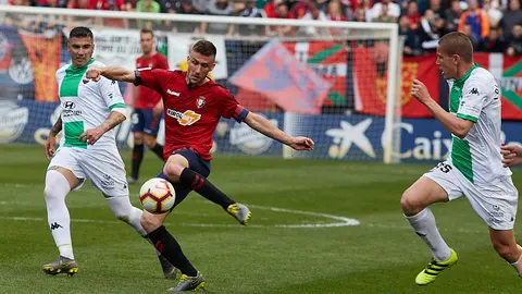 Oier Sanjurjo en el partido de la Liga 123 entre Osasuna y Extremadura disputado en El Sadar (51). IÑIGO ALZUGARAY
