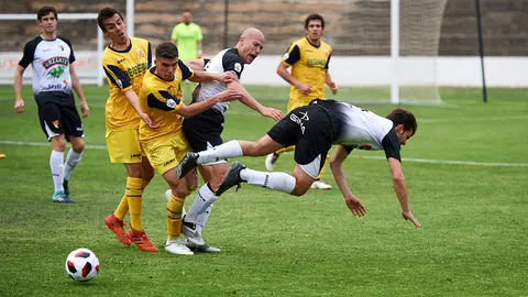 Derbi navarro entre el Tudelano y el Izarra. MIGUEL OSÉS.