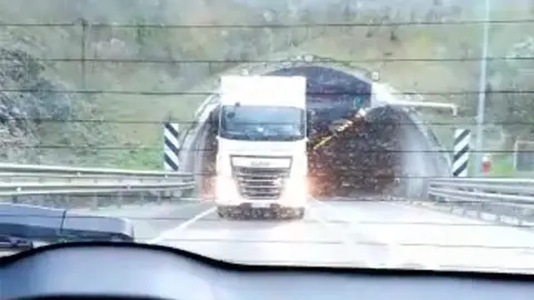 Camionero presiona para que los coches vayan más deprisa en la N-121-A en Navarra