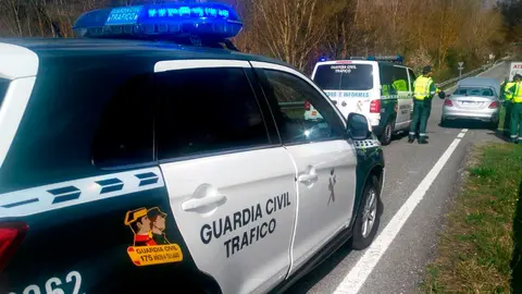 Momento de la detención del conductor polaco que había robado un coche en Bélgica. GUARDIA CIVIL