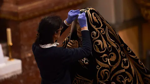 Varias personas visten a _La Dolorosa_. PABLO LASAOSA 3