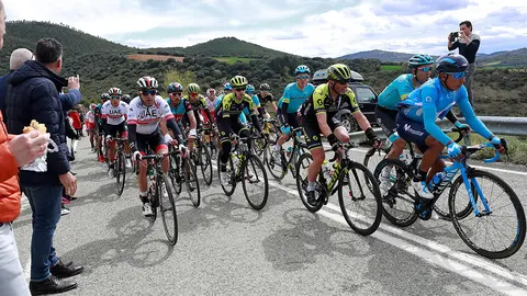 El ex ciclista navarro Miguel Induráin (i) observa el paso del pelotón ciclista por la presa del pantano de Alloz durante el desarrollo del Gran Premio Miguel Induráin, que con una distancia de 193 km ha recorrido las carreteras de la comarca teniendo su inicio y final en Estella (Navarra). EFE/ Jesús Diges