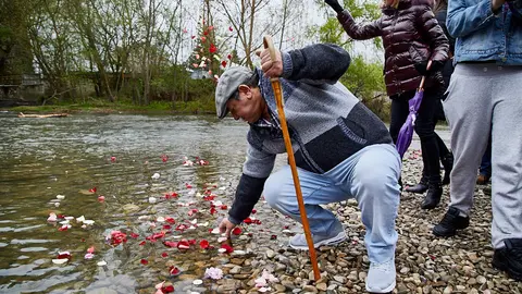 Ceremonia del Río con motivo del Día Internacional del Pueblo Gitano realizada en el río Arga de Pamplona (26). IÑIGO ALZUGARAY