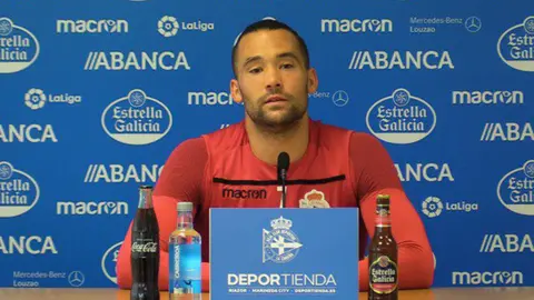 Quique González en rueda de prensa con el Deportivo de La Coruña. @RCDeportivo.