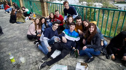 Los jóvenes universitarios 'calientan motores' para la carpa en un botellón improvisado en el parque de la Medialuna de Pamplona (06). IÑIGO ALZUGARAY