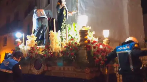 El paso de la Dolorosa pincha una rueda durante la procesión en Tudela