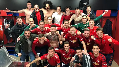 Los jugadores de Osasuna celebran la victoria ante el Deportivo en el vestuario de El Sadar. @CAOsasuna.