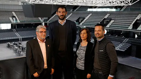 El presidente de la Federación Española de Baloncesto, Jorge Garbajosa (2i), acompañado de la consejera de Cultura, Deporte y Juventud del Ejecutivo Ana Herrera.