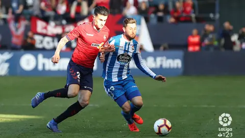 El jugador de Osasuna Luis Perea en pugna por el balón ante el Deportivo. La Liga.