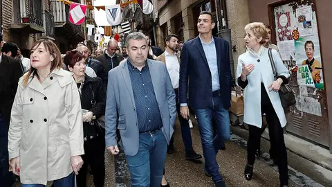 El candidato del PSOE y presidente del Gobierno, Pedro Sánchez, junto a Santos Cerdan (i), y la alcaldesa de Viana Yolanda Gonzalez (d) durante la visita que ha realizado este Viernes Santo a la localidad navarra de Viana donde ha visitado la iglesia Santa María de la Asunción dentro de los actos de campaña. EFE/ Jesús Diges
