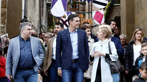 El candidato del PSOE y presidente del Gobierno, Pedro Sánchez, junto a Santos Cerdan (i), y la alcaldesa de Viana Yolanda Gonzalez (d) durante la visita que ha realizado este Viernes Santo a la localidad navarra de Viana donde ha visitado la iglesia Santa María de la Asunción dentro de los actos de campaña. EFE/ Jesús Diges