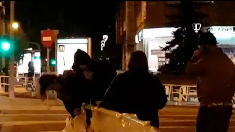 Destrozan carteles de Navarra Suma en Pamplona