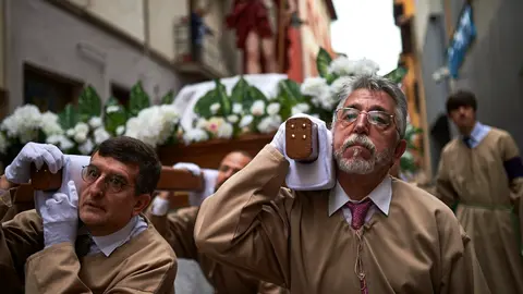 Procesión por el domingo de Resurrección por las calles de Pamplona. MIGUEL OSÉS