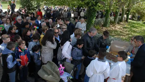 La localidad de Caparroso celebra la fiesta de San Marcos con el tradicional reparto de pan y queso. AMAYA LUQUI (6)