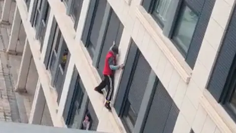 Hombre caído en Buztintxuri mientras trepaba por las ventanas