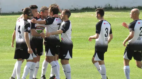 Los jugadores del Tudelano celebran un gol al Langreo. @CDTudelano