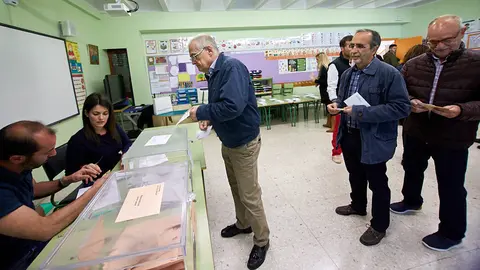 Jornada electoral para el Congreso de los Diputados y el Senado en el CP Ermitagaña de Pamplona (15). IÑIGO ALZUGARAY