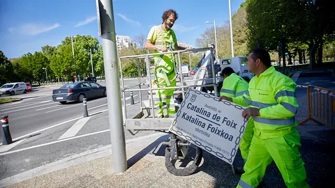 Operarios municipales cambian la rotulación de la avenida del Ejército, que pasa a denominarse Avenida de Catalina de Foix (19). IÑIGO ALZUGARAY