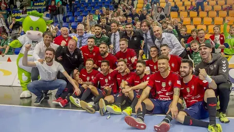 Los jugadores de Osasuna Xota celebran el tercer puesto final en la Lnfs. @RafaUsin22.