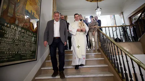 El Ayuntamiento de Pamplona recibe la visita del Ángel de Aralar (24). IÑIGO ALZUGARAY